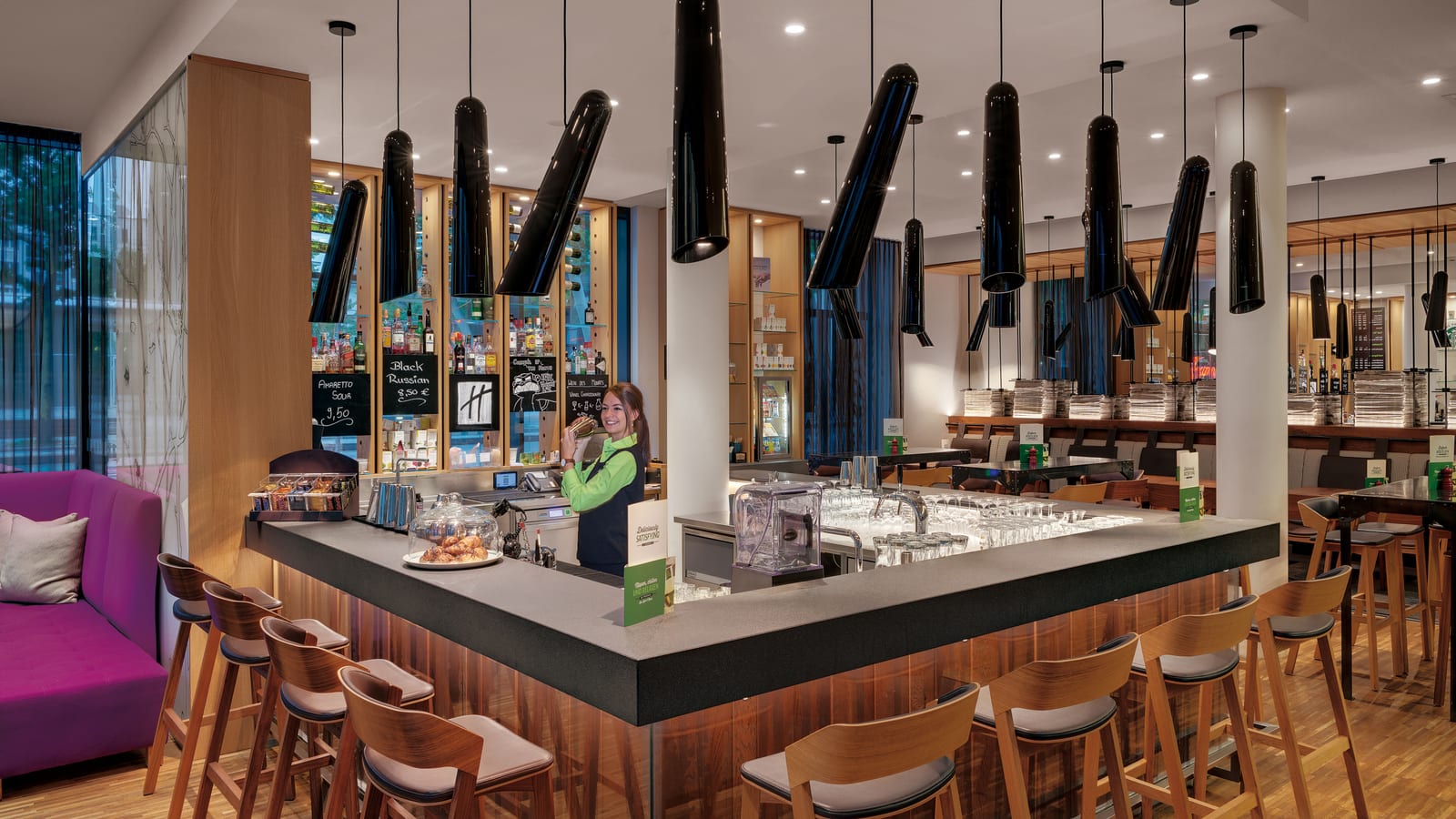 The Francis Sports Bar at Holiday Inn Frankfurt - Alte Oper shows live sport on DAZN and Sky Sports and runs a daily Happy Hour from 16:00 to 19:00.