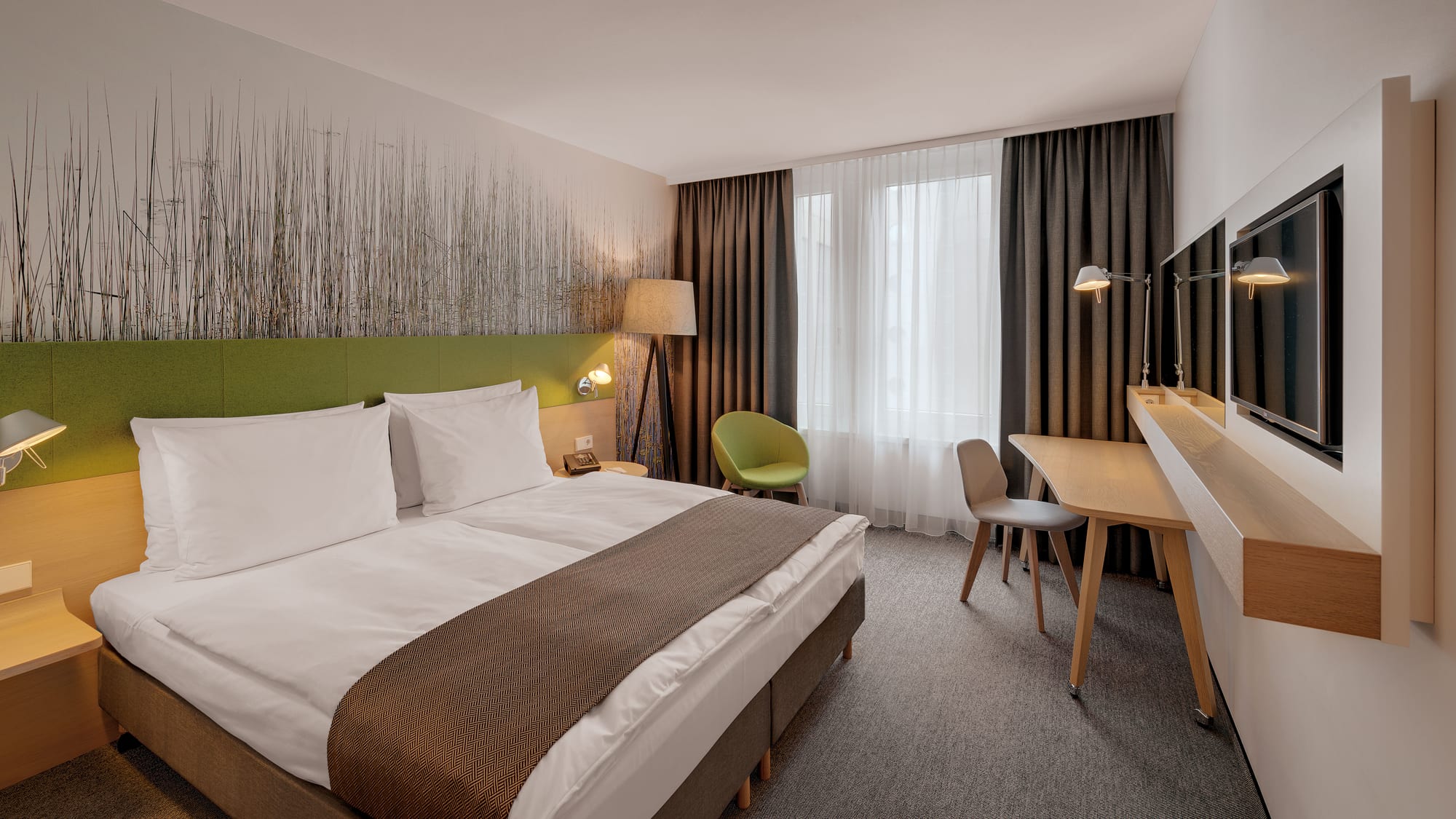A king guest room at Holiday Inn Frankfurt - Alte Oper, with a flat-screen TV, a kettle with free coffee and tea, air conditioning and WiFi.
